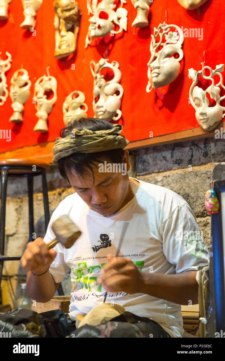 Sculpteur sur bois au travail, Ubud, Gianyar, Bali, Indonésie Banque D'Images