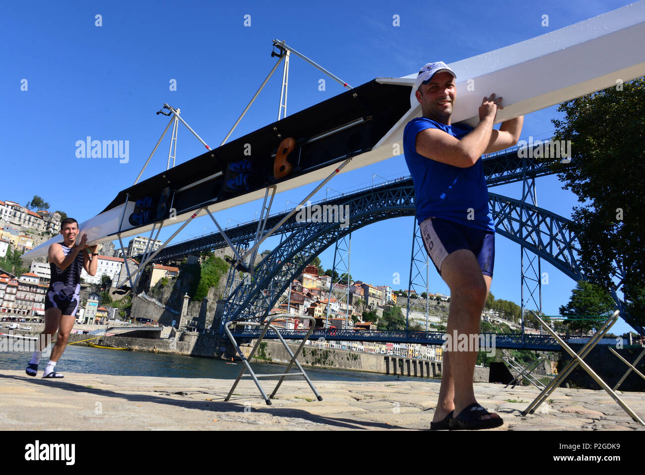 Les hommes portant un bateau à rames, à la ponte Luis sur Rio Douro, Porto, Portugal Banque D'Images