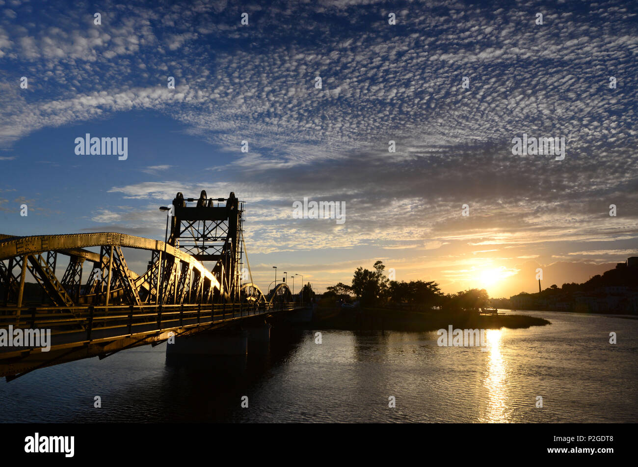 Rio Sado au coucher du soleil, Alcacer do Sal, Costa Dourada, Alentejo, Portugal Banque D'Images