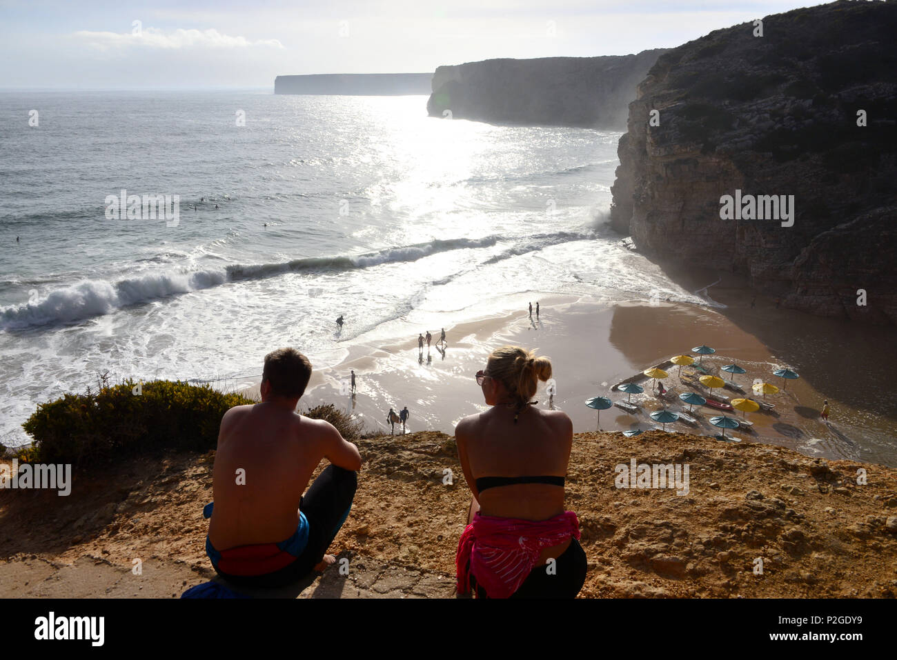 Jeune couple à admirer la vue, Surfer Beach près de Lagos, Algarve, Portugal Banque D'Images