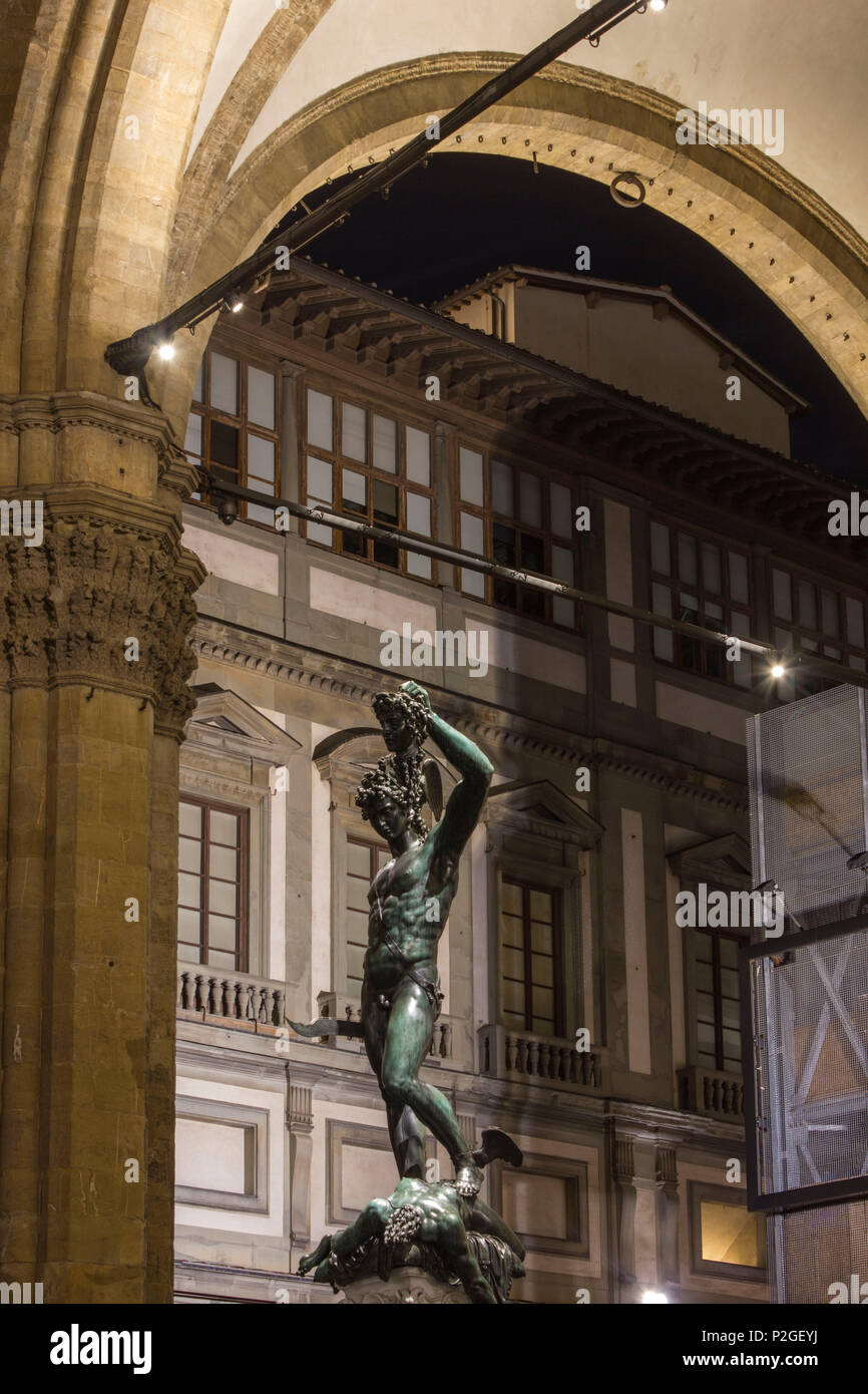 FLORENCE, ITALIE - 30 octobre 2015 : Persée avec la tête de Méduse statue en Loggia deiLanzi à Florence dans la nuit Banque D'Images