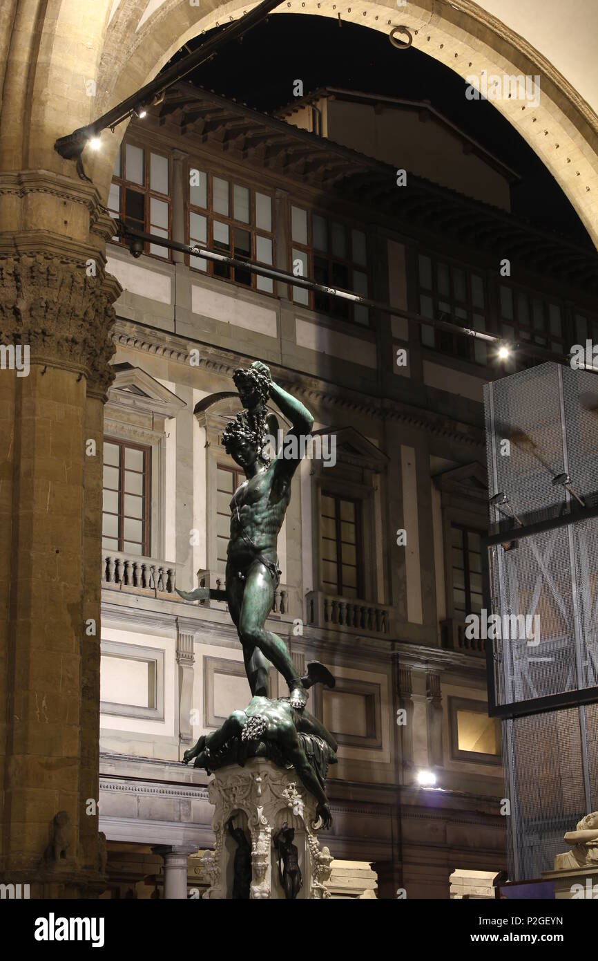 FLORENCE, ITALIE - 30 octobre 2015 : Persée avec la tête de Méduse statue en Loggia deiLanzi à Florence dans la nuit Banque D'Images