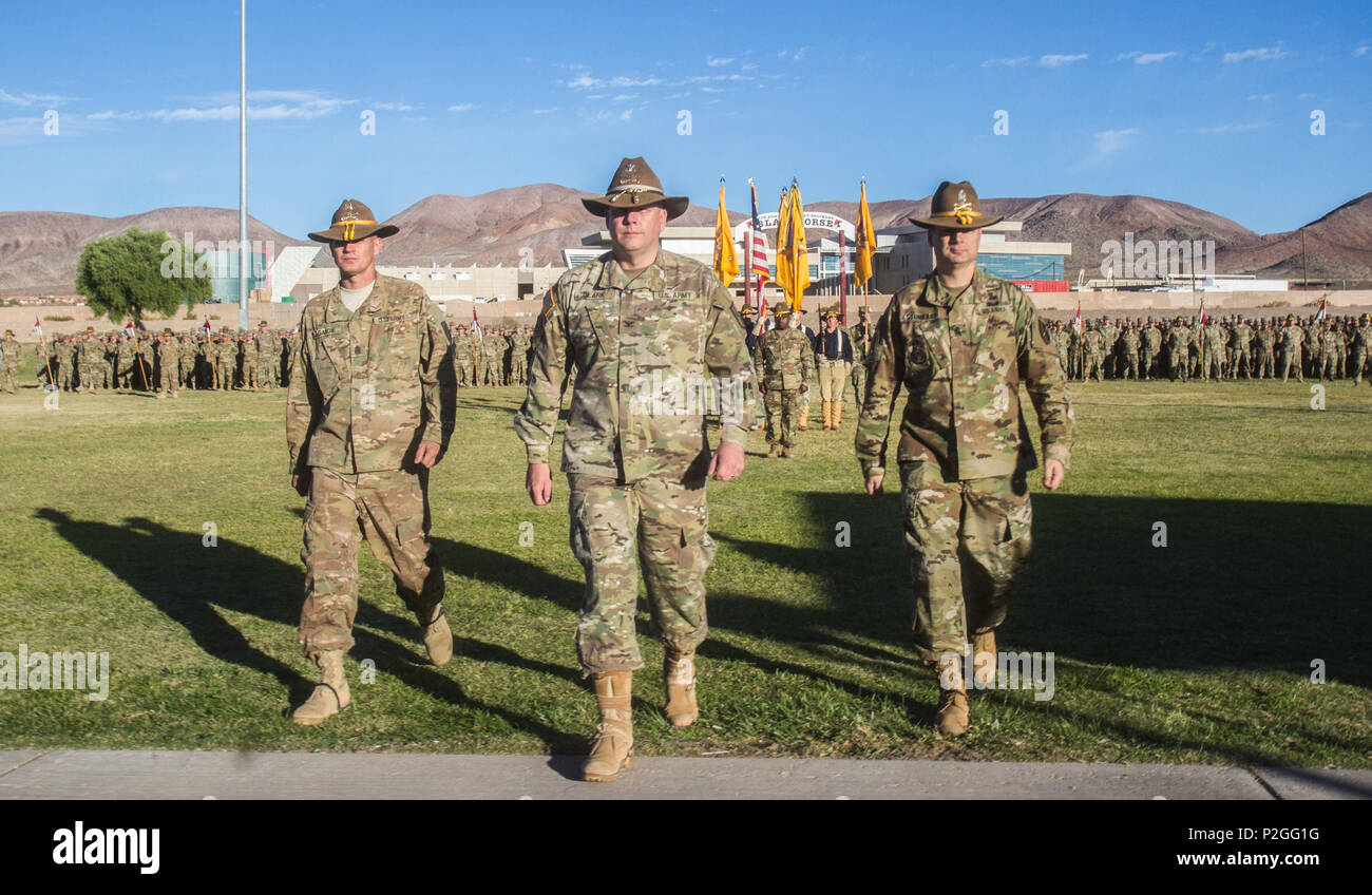 FORT IRWIN, en Californie -- U.S. Army Command Sgt. Le major James T. Gandy (à gauche), le Colonel Joseph D. Clark (au centre), et le sergent commande. Le major Michael J. Stunkard, 11e Régiment de cavalerie blindée, conclure la cérémonie de changement de responsabilité de Fort Irwin's Fritz Domaine, le 20 septembre 2016. Le poste de sous-officier dans le régiment, Stunkard porte le manteau de perpétuer les coutumes, traditions, et la riche histoire de l'Blackhorse regiment. (U.S. Photo de l'armée par Pvt. Austin, Anyzeski ACR 11) Banque D'Images
