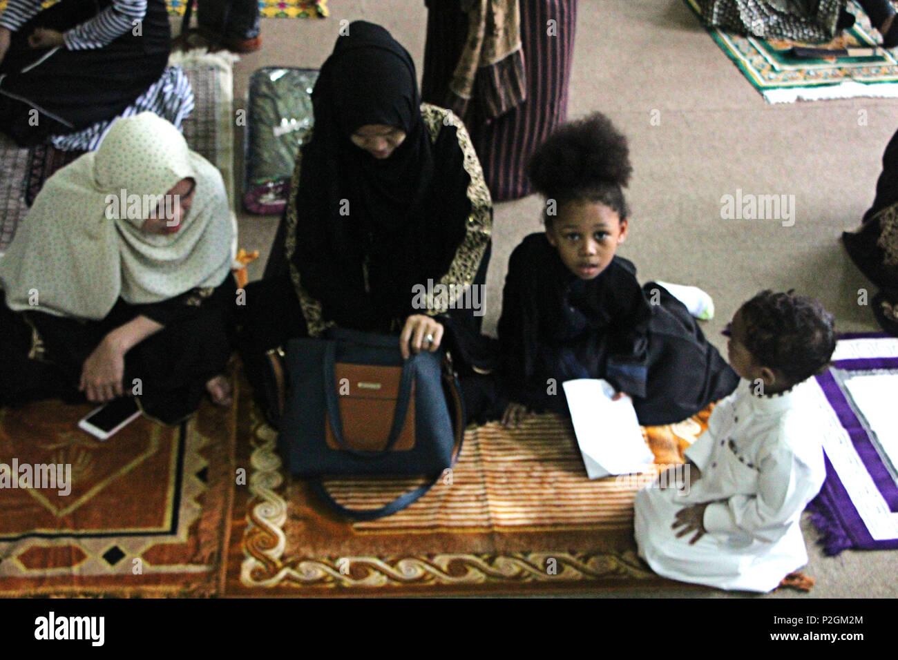 Aux Philippines. 15 Juin, 2018. Une famille de musulmans philippins avant de commencer la prière à l'intérieur de la mosquée d'or de célébrer Eidul Fitr dans la ville de Manille le 15 juin 2015. Eidul Fitr est une célébration importante pour les Philippins musulmans, marquant la fin du mois-long jeûne durant le Ramadan. En 2018, l'Eidul Fitr tombe le vendredi 15 juin. Credit : Gregorio B. Dantes Jr./Pacific Press/Alamy Live News Banque D'Images