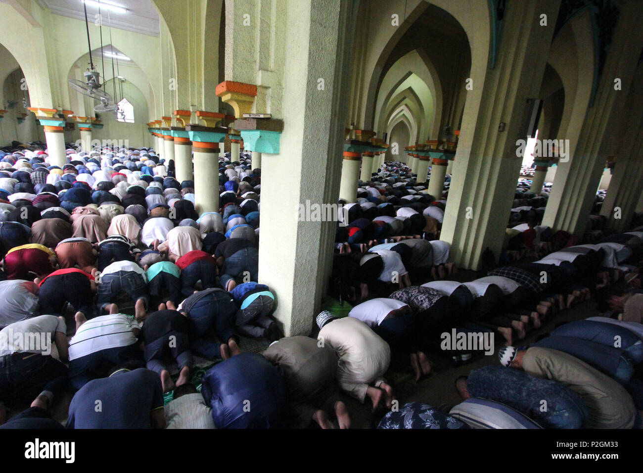 Aux Philippines. 15 Juin, 2018. Philippins musulmans pendant la prière à l'intérieur de la mosquée d'or de célébrer Eidul Fitr dans la ville de Manille le 15 juin 2015. Eidul Fitr est une célébration importante pour les Philippins musulmans, marquant la fin du mois-long jeûne durant le Ramadan. En 2018, l'Eidul Fitr tombe le vendredi 15 juin. Credit : Gregorio B. Dantes Jr./Pacific Press/Alamy Live News Banque D'Images