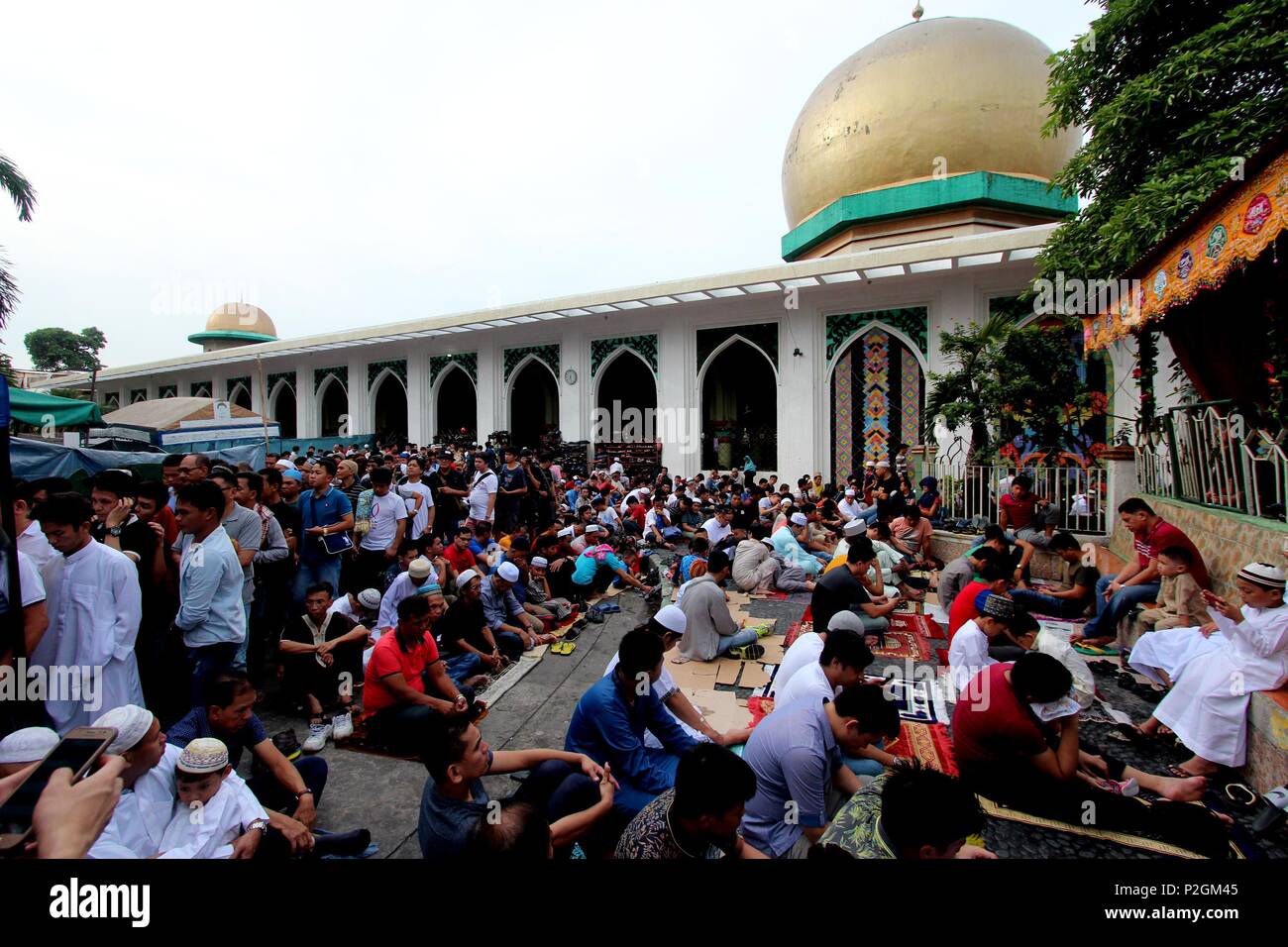 Aux Philippines. 15 Juin, 2018. Philippins musulmans après la prière à l'extérieur de la mosquée d'or de célébrer Eidul Fitr dans la ville de Manille le 15 juin 2015. Eidul Fitr est une célébration importante pour les Philippins musulmans, marquant la fin du mois-long jeûne durant le Ramadan. En 2018, l'Eidul Fitr tombe le vendredi 15 juin. Credit : Gregorio B. Dantes Jr./Pacific Press/Alamy Live News Banque D'Images