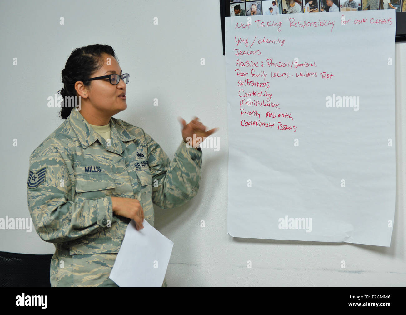 Tech. Le Sgt. Nitzia Millis, sous-officier responsable de la CV-22 Osprey aircraft parts store pour la 1ère préparation logistique des opérations spéciales, l'escadron participe à un exercice pendant la relation "Comment ne pas épouser une secousse" classe à Hurlburt Field, en Floride, du 22 septembre 2016. La classe l'accent sur l'importance d'être sélective au moment de choisir un partenaire de vie. (U.S. Photo de l'Armée de l'air par la Haute Airman Andrea Posey) Banque D'Images