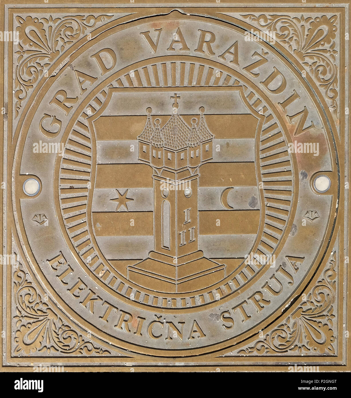 Le trou d'place principale de Varazdin, Croatie, montrant les armoiries de la ville et pour les eaux usées mot croate Banque D'Images