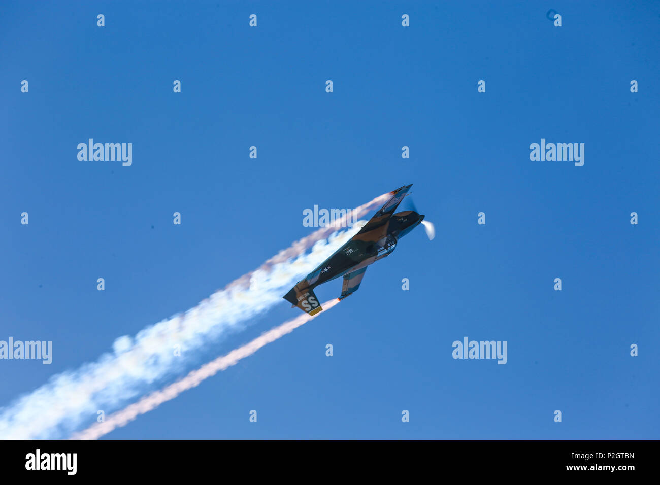 Steve Starvrakakis pilote effectue "un hommage à l'américain" de l'EFP dans un IRA-823 au cours de la 2016 MCAS Miramar Air Show à bord de Marine Corps Air Station Miramar, Californie, 23 septembre. L'IAR est peint dans des couleurs de camouflage de l'Armée de l'air et la jungle des marquages du 8e Escadron d'opérations spéciales stationnés à la base aérienne de Bien Hoa, Vietnam, en 1970. Le MCAS Miramar Air Show en vedette des artistes de renommée mondiale, les équipes de démonstration de vol militaire, les capacités de l'Équipe spéciale air-sol marin et célèbre la relation de longue date de Miramar avec la communauté de San Diego. (U.S. Marine Co Banque D'Images