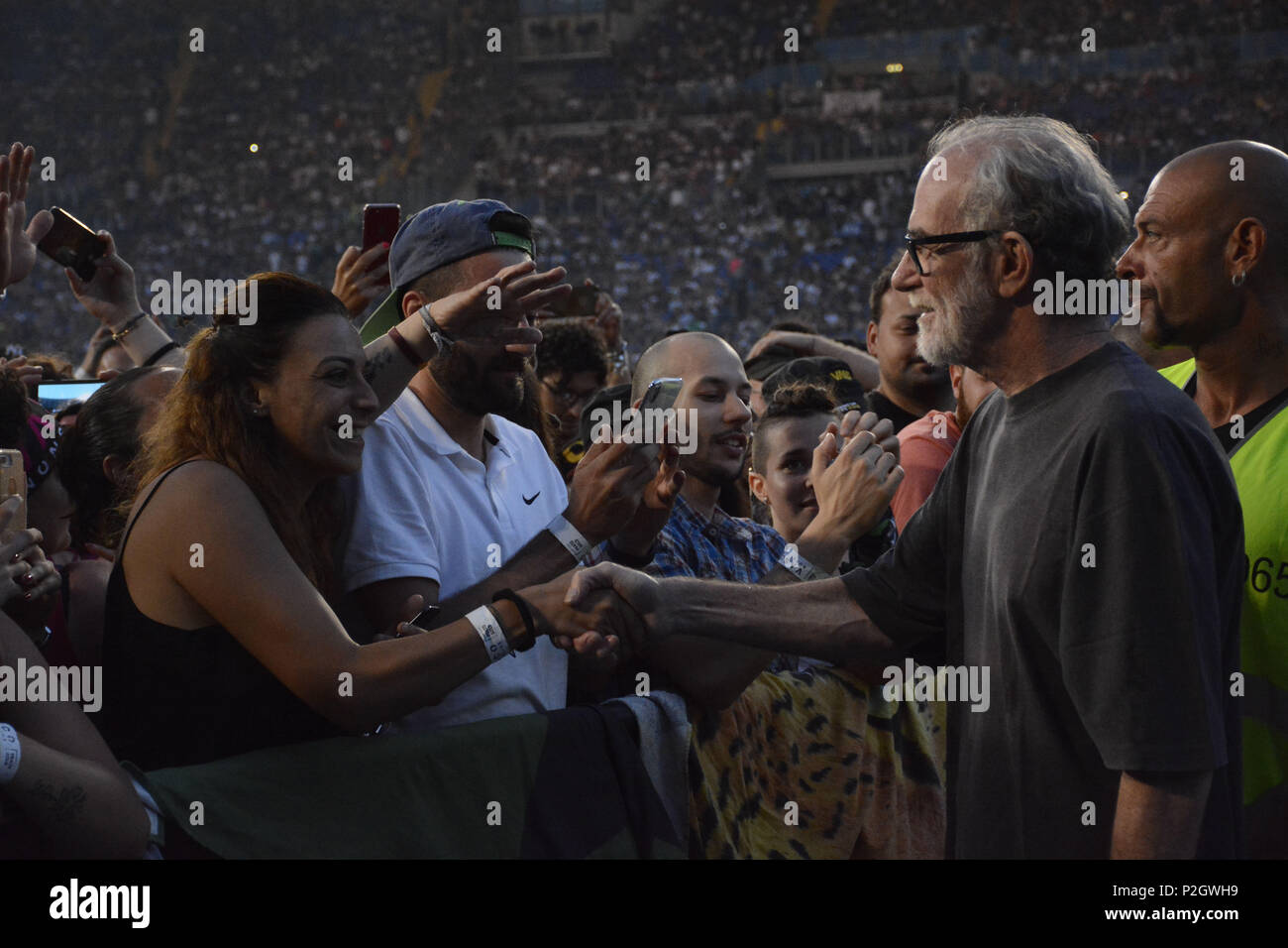 Rome, Italie.12 juin 2018. Le chanteur italien et song-writer Francesco De Gregori ventilateur accueille pendant 'Vasco Non Stop Live 2018' au stade olympique. Banque D'Images