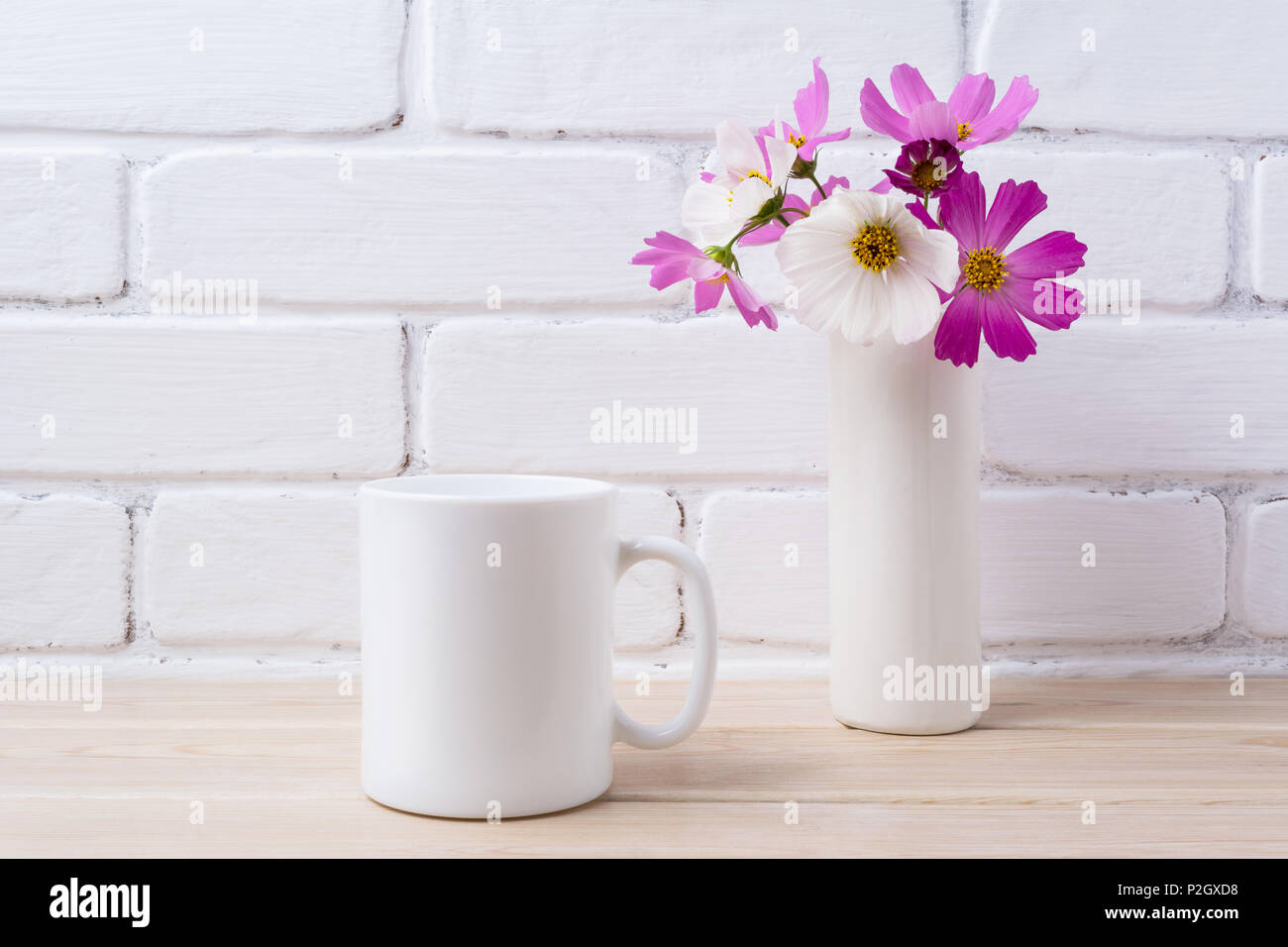 Tasse à café blanc immersive avec Cosmos blanc et rose fleurs Daisy. Tasse vide pour la conception des maquettes de promotion. Banque D'Images