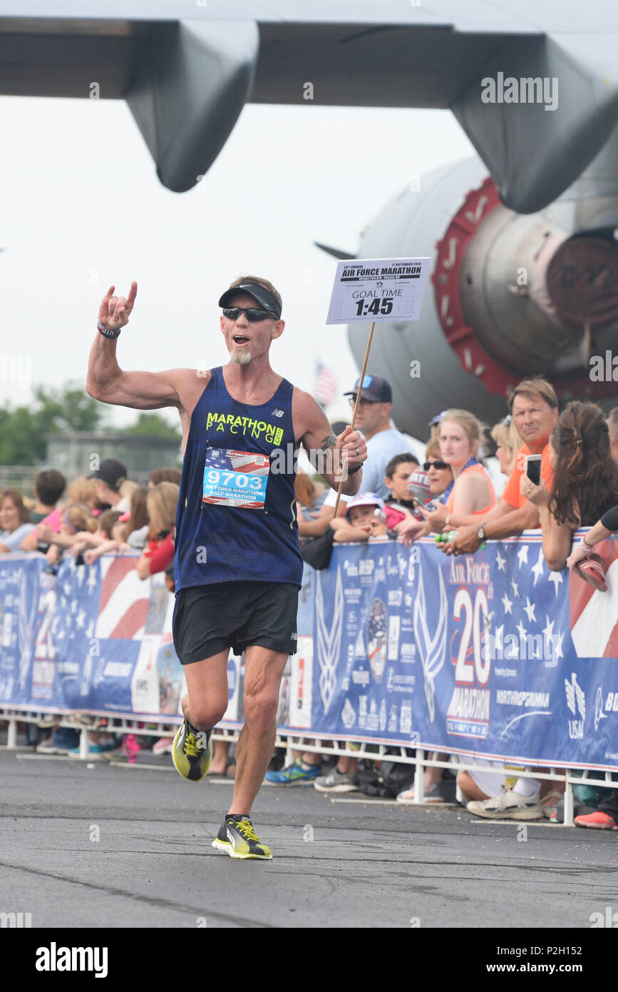 Le chef de l'US Air Force Master Sgt. John Weimer, à partir de la Base aérienne de Minot, ND, un stimulateur pour le Marathon de l'Armée de l'Air 2016 exécute la dernière ligne droite de la course à l'avant de la foule lors de l'Armée de l'Air 2016, Marathon à Wright-Patterson AFB, Ohio, le 17 septembre 2016. Weimer a terminé la course avec un temps de 1:44:32. Le marathon de cette année a coureurs, marcheurs et spectateurs de tous les 50 membres et de nombreux pays étrangers. (U.S. Air Force photo par Wesley Farnsworth) Banque D'Images