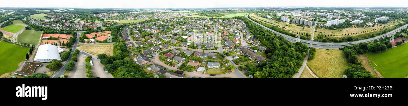 Panorama de photos aériennes d'un faubourg d'une ville industrielle avec des terrains de sport et d'une autoroute, une haute résolution Banque D'Images
