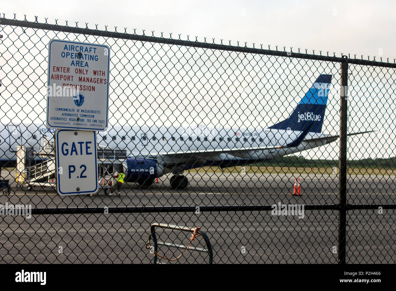 JetBlue Airways Corporation aircraft vu à travers une clôture à l'aéroport de Martha's Vineyard (MVY), Massachusetts, United States Banque D'Images
