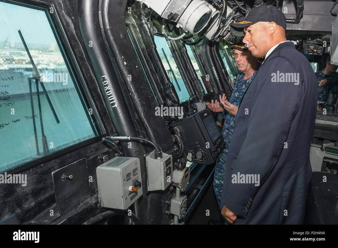 160922-N-KM939-119 : SAN DIEGO (22 septembre 2016) - Secrétaire adjoint de la Marine et de la main-d'affaires (Réserve) Franklin R. Parker est visité le pont de Wasp-Class navire d'assaut amphibie USS Boxer (DG 4) par le directeur général du navire, le capitaine Benjamin Allbritton. Boxer est retourné à son port d'attache de San Diego, le 12 septembre, après un déploiement de sept mois à la 3e, 5e et 7e Flotte Secteurs d'opération. (U.S. Photo par marine Spécialiste de la communication de masse 3e classe David A. Cox/libérés) Banque D'Images