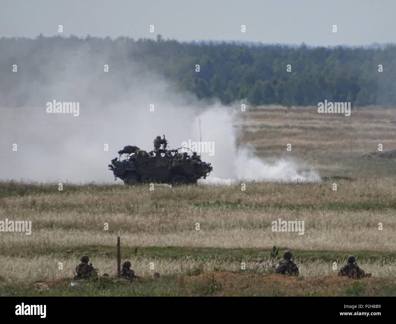 Soldats Anglais de 1ère la reine Dragoon Guards sur un véhicule de reconnaissance léger chacal prendre part à l'exercice multinational grève Sabre en Pologne dans le cadre de la présence accrue de l'avant (PEF) dans la région de la Baltique. Banque D'Images Soldats Anglais de 1ère la reine Dragoon Guards sur un véhicule de reconnaissance léger chacal prendre part à l'exercice multinational grève Sabre en Pologne dans le cadre de la présence accrue de l'avant (PEF) dans la région de la Baltique. Banque D'Images