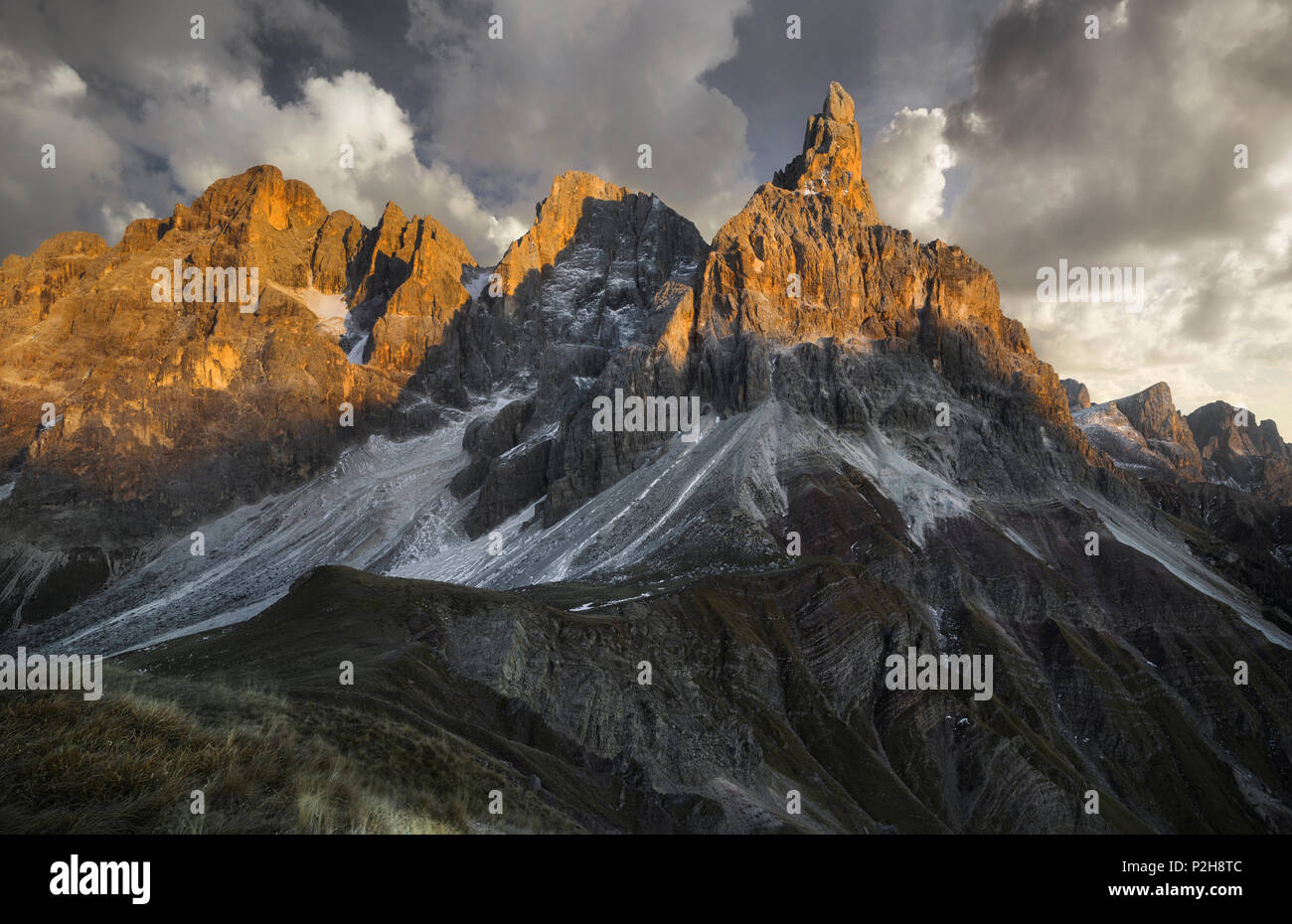 Cima dei Bureloni 3130m, la Cima della Vezzana 3192m, Cimon della Pala 3184m, Passo Rolle, Trentin, Haut Adige, Dolomites, Italie Banque D'Images