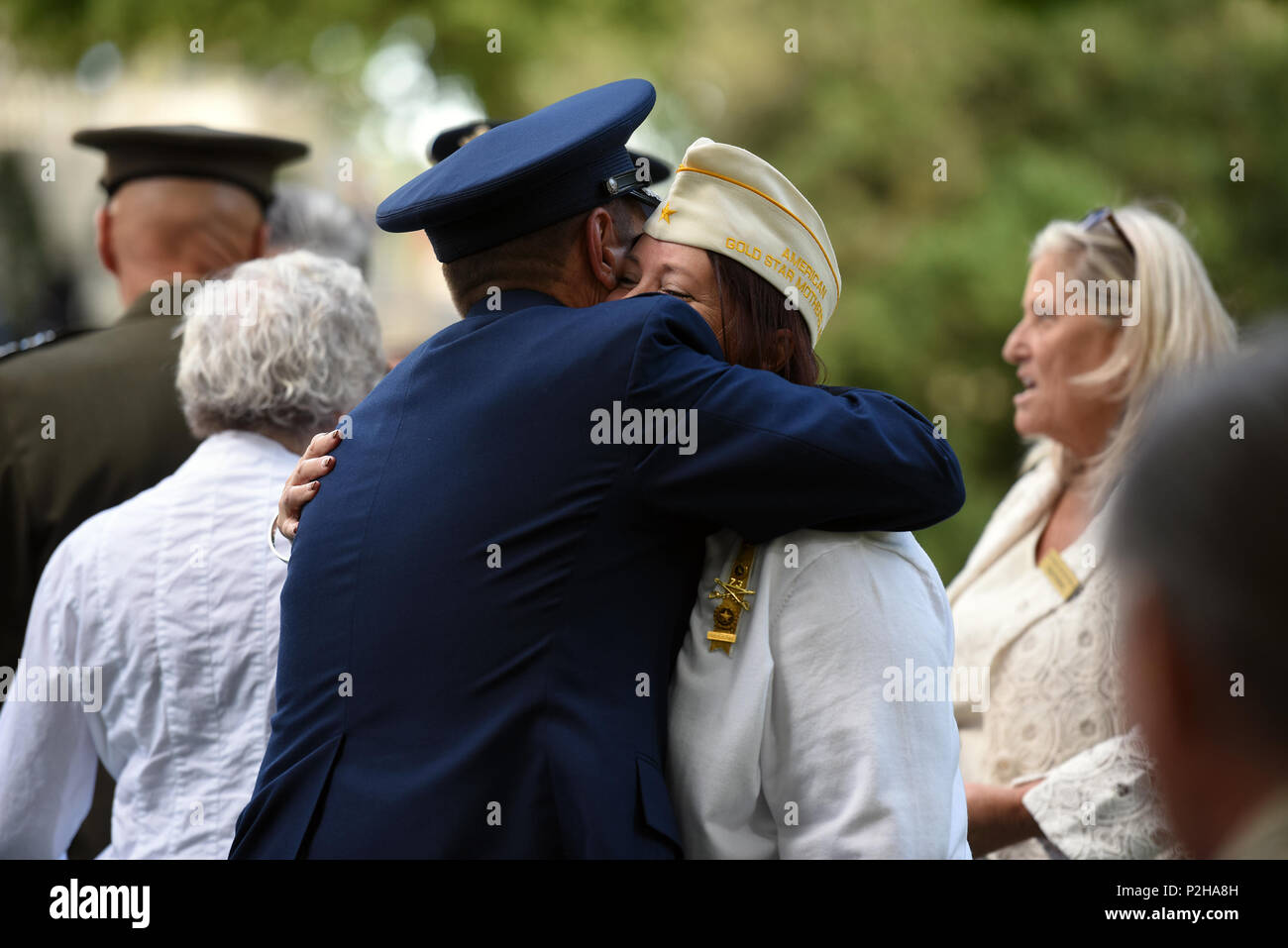 Air Force le général Joseph Lengyel, chef du Bureau de la Garde nationale, étreintes Lorie Southerland, Gold Star mère de la CPS de l'armée. Michael Rodriguez, après des cérémonies commémoratives sur Gold Star pour la fête des mères et la Journée de la famille, le Cimetière National d'Arlington, Arlington, Virginia, 25 septembre 2016. La CPS. Rodriguez a été tué à Sadah, l'Iraq, en 2007 lorsqu'un engin explosif improvisé a explosé à proximité. Il était de 20. (U.S. La Garde nationale de l'armée photo par le Sgt. 1re classe Jim Greenhill) Banque D'Images