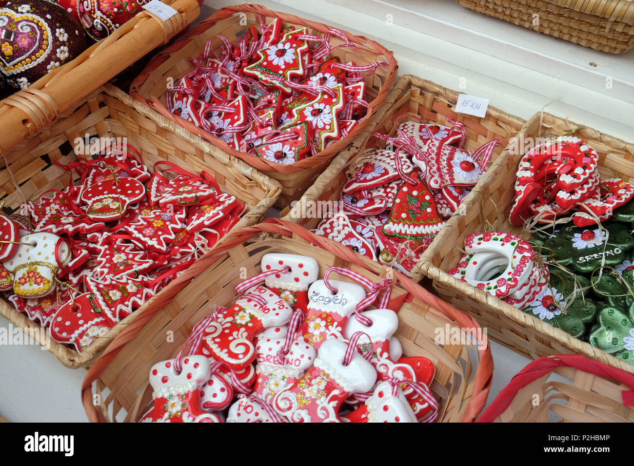 Arrivée à Zagreb, Croatie. Un vendeur fait main vente de décorations de  Noël traditionnelles avec le symbole du cœur de Zagreb Licitar Photo Stock  - Alamy