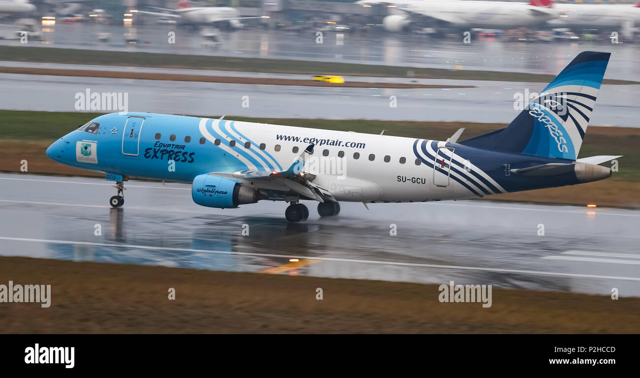 ISTANBUL, TURQUIE - Mars 04, 2018 : EgyptAir Express Embraer 170LR (CN 169) l'atterrissage à l'aéroport Ataturk d'Istanbul. EgyptAir Express a 12 la taille de la flotte et Banque D'Images