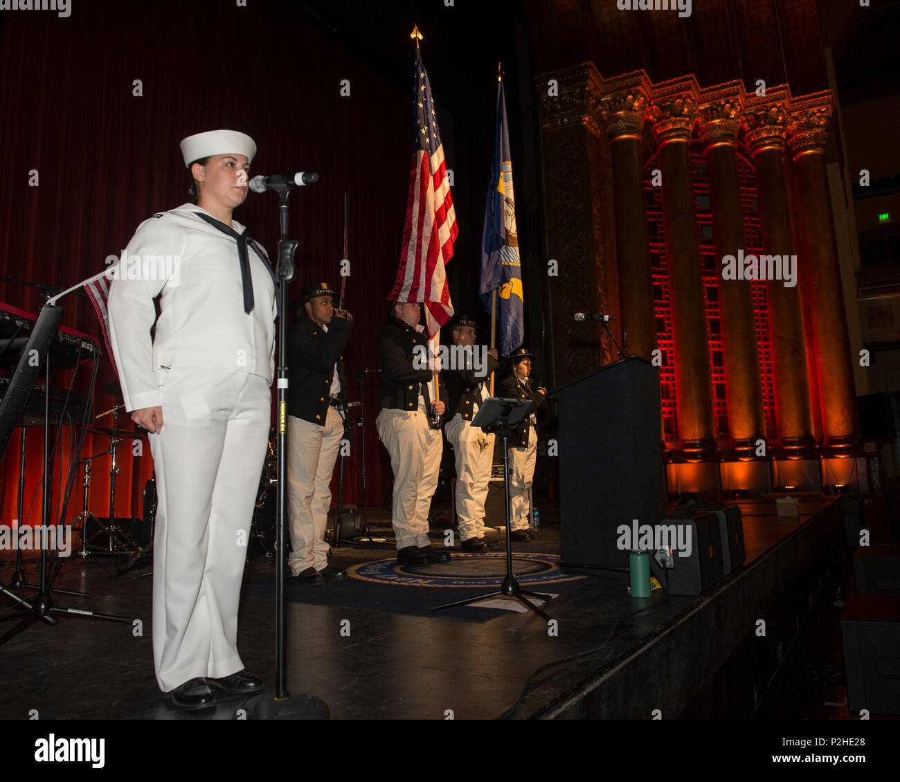 160927-N-KO426-177 SACRAMENTO, Californie (sept. 27, 2016) Musicien Seaman Rachel Shuttleworth, affecté à la marine sud-ouest "Tribal", à gauche, et les marins affectés à l'USS Constitution effectuer l'hymne national lors de la cérémonie d'ouverture de la Semaine de la Marine de Sacramento en 2016. Semaines de la marine la une variété d'actifs, de matériel et de personnel sur une seule ville pour une semaine de série d'engagements destinés à la marine de l'Amérique plus proche de la population qu'il protège, dans des villes qui n'ont pas une grande présence de la marine. (U.S. Photo par marine Spécialiste de la communication de masse de la classe 3ème James Vazquez/libérés) Banque D'Images