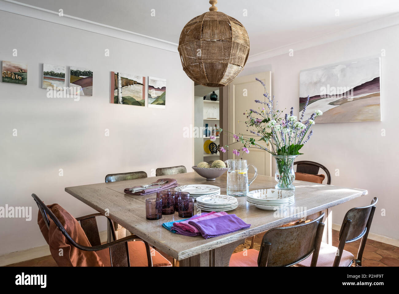 L'ombre de la poignée au-dessus de table à manger avec des verres et des serviettes hygiéniques en 18e siècle Luberon maison. Banque D'Images