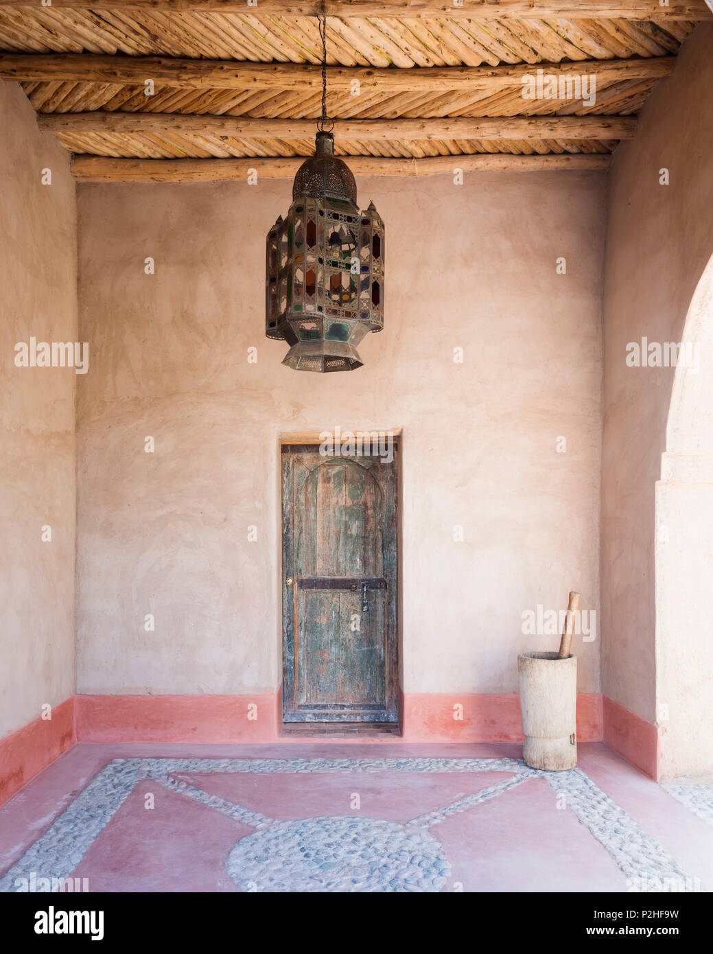 Grande lanterne marocain suspendu du plafond en bois dans la cour d'entrée d'une maison berbère Banque D'Images