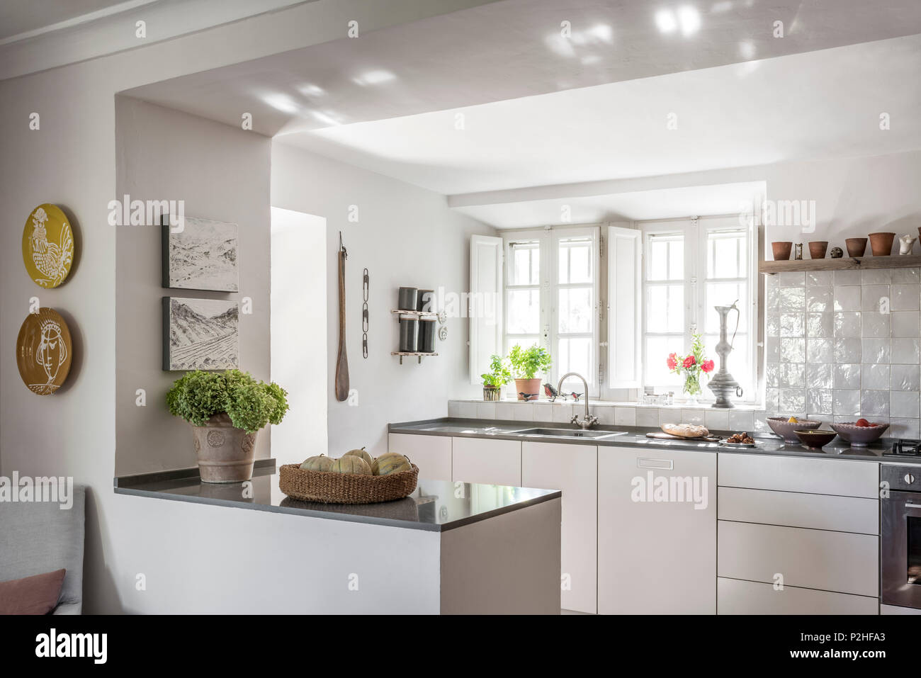 Windows ensoleillée au-dessus de l'évier de cuisine moderne frais 18e siècle Luberon ferme. Banque D'Images