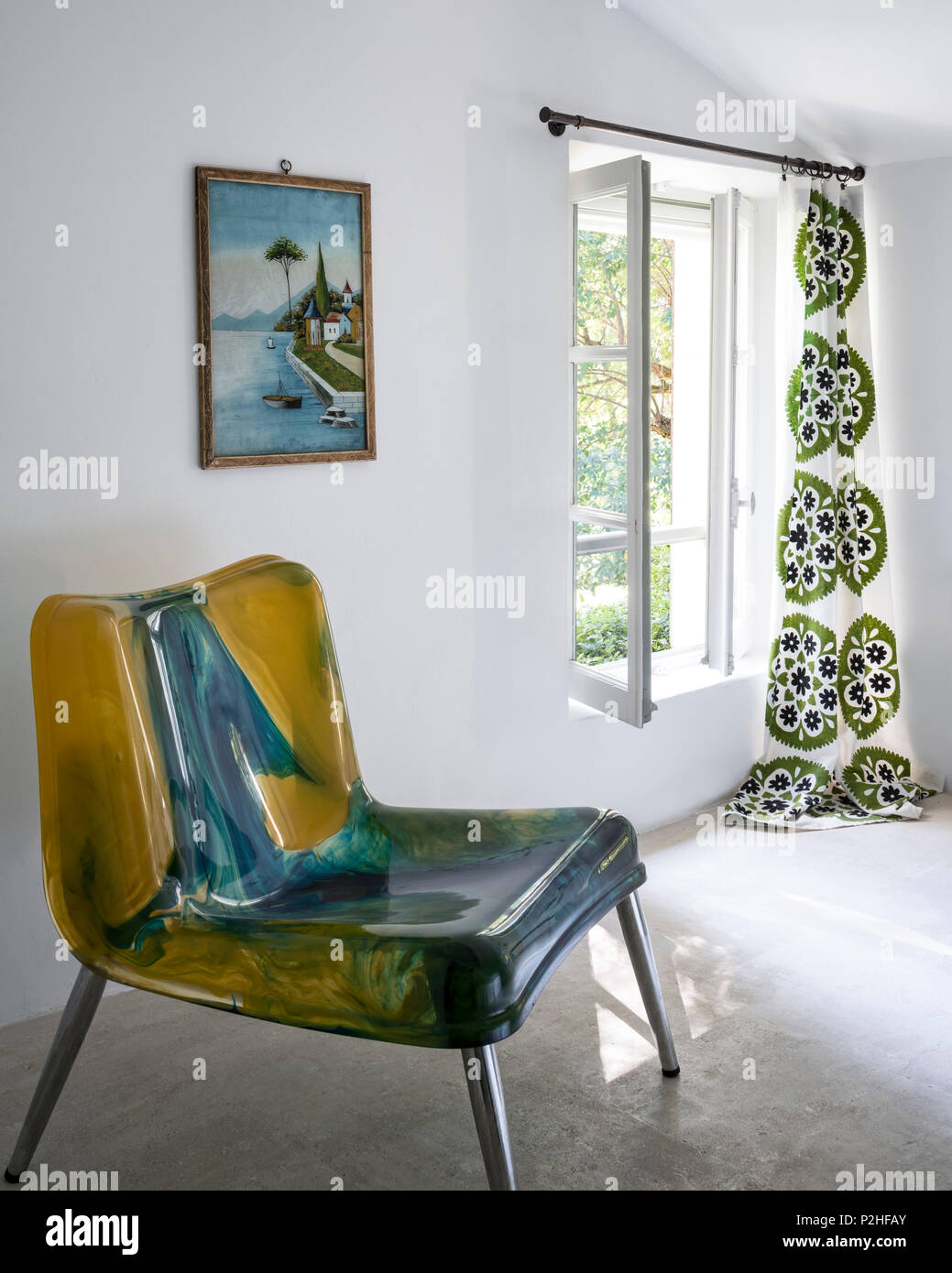 Turquoise et jaune chaise dans Luberon farmhouse Banque D'Images