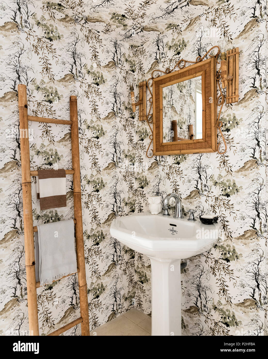 Miroir en bambou et de bain avec lavabo en Luberon farmhouse Banque D'Images