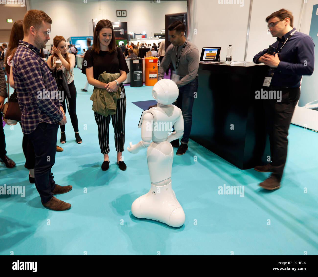Poivre, un humanoid robot social, sur le stand d'AlpVision au sommet de l'IA 2018, interagir avec les délégués.. Banque D'Images