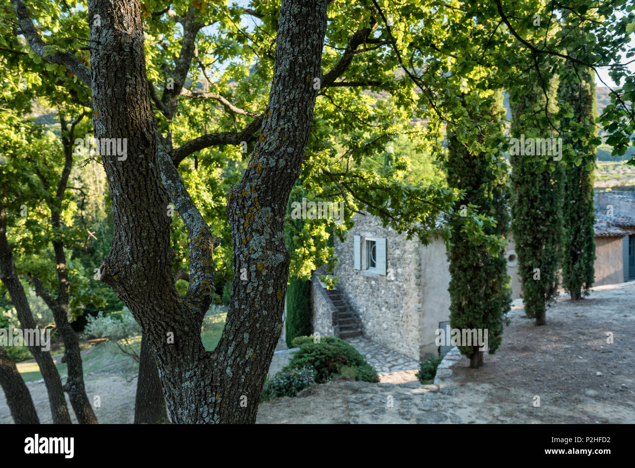 Motifs d'extérieur Luberon ferme. Architecture extérieure en pierre apparente du Luberon farmhouse on hillside Banque D'Images