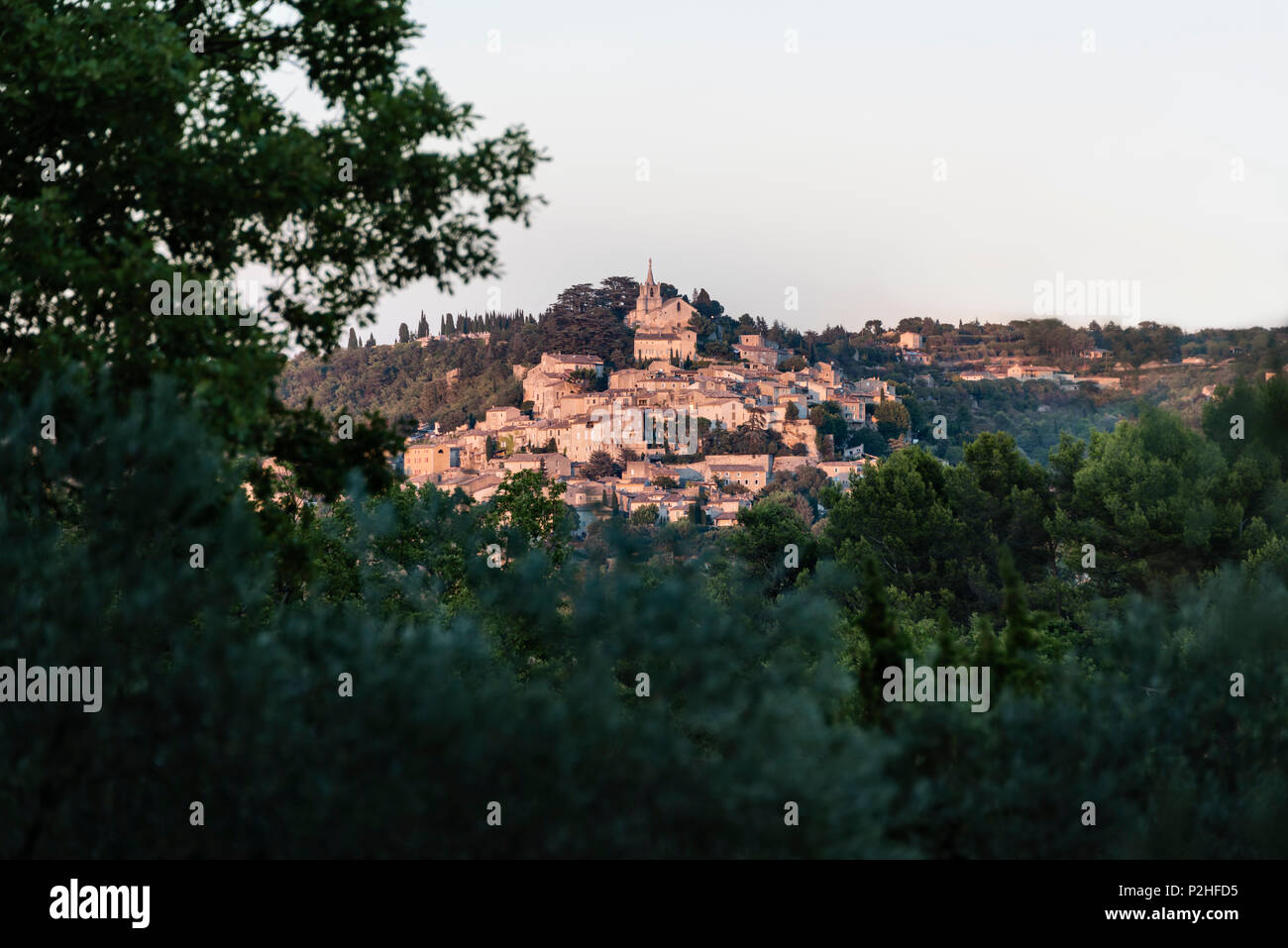 Pittoresque pittoresque de hillside community en Provence (Luberon) peut-être Banque D'Images