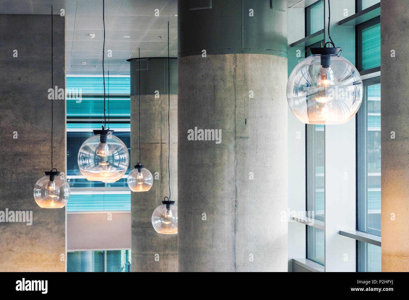 Design industriel intérieur avec des piliers en béton et verre plafond lumineux Banque D'Images