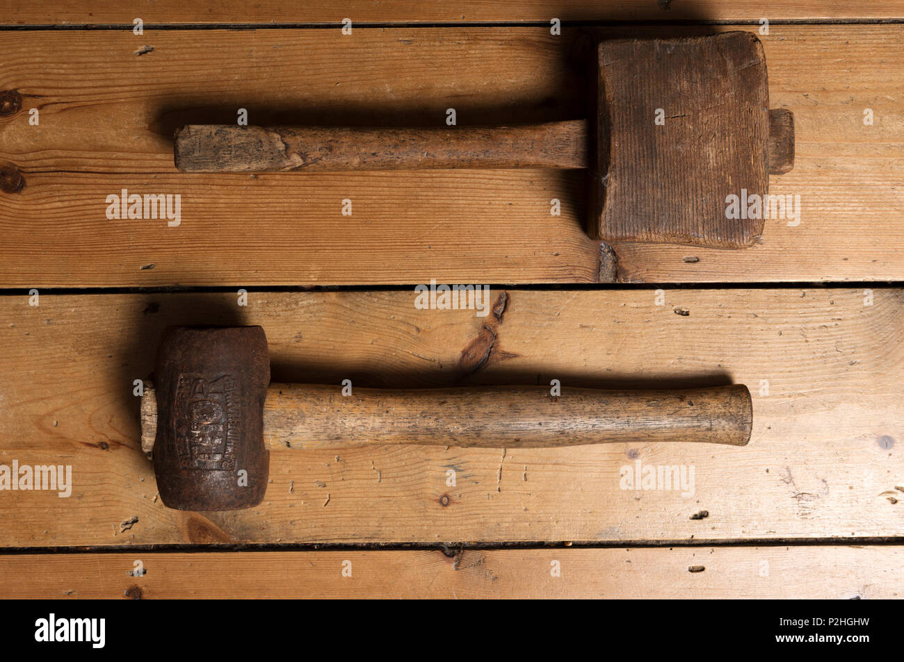 Maillet en bois et un marteau historique Banque D'Images