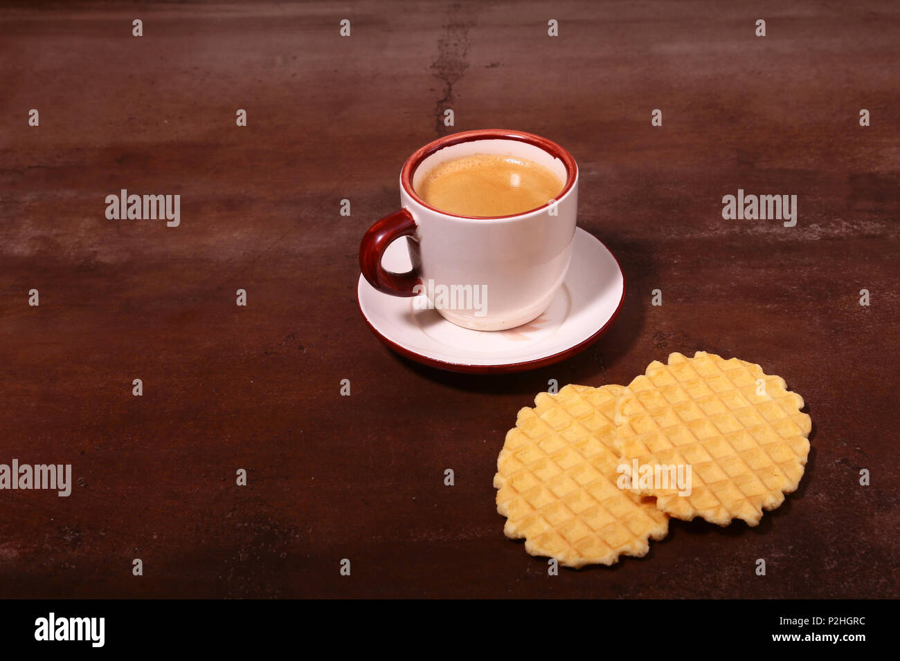 Wafel, gaufre au caramel et café tasse coffeebreak isolé sur fond sombre. Banque D'Images