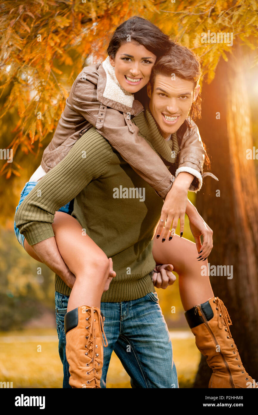 Beau jeune couple s'amusant dans le parc en automne. Banque D'Images