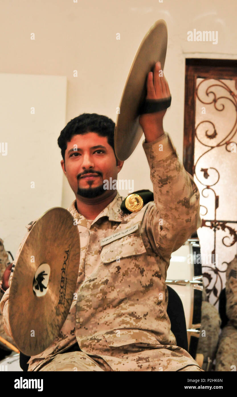 Un musicien de l'Armée de terre Arabie Royal exécute pour le U.S. Army personnel central au cours de la séance inaugurale, bi-latéral de l'engagement de la musique entre les États-Unis et l'Arabie aux membres des forces armées à l'installation de musique RSLF à Riyad, en Arabie saoudite, 18 septembre. Soldats USARCENT est allé(e) à favoriser une nouvelle musique partenariat entre les deux pays. Le groupe a visité les installations et ont été informés des activités du département de musique RSLF et objectifs. Banque D'Images