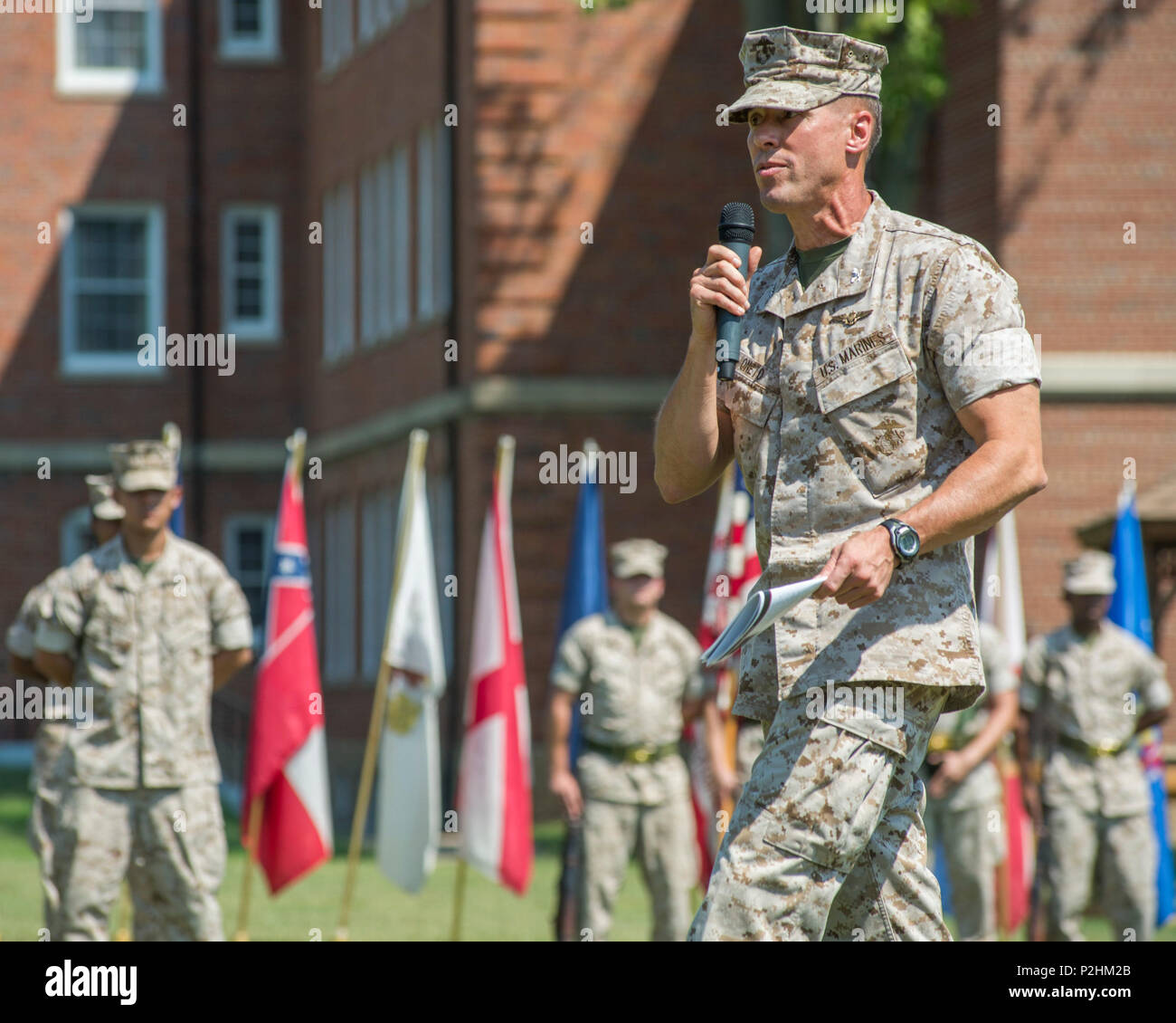 Le colonel du Corps des Marines américain Todd Oneto, commandant du bataillon des services et de l'Administration centrale (H&S NE), prend la parole à l'H&S BN, le développement des méthodes de combat Compnay (CDC) Cérémonie de passation de commandement, le Marine Corps Base Quantico, VA., le 8 septembre 2016. Le capitaine John Irwin, de la CDC, relinqished commannd au Major Robert Gruber. (U.S. Marine Corps photo par le Cpl. Jacqueline A. Garcia) Banque D'Images