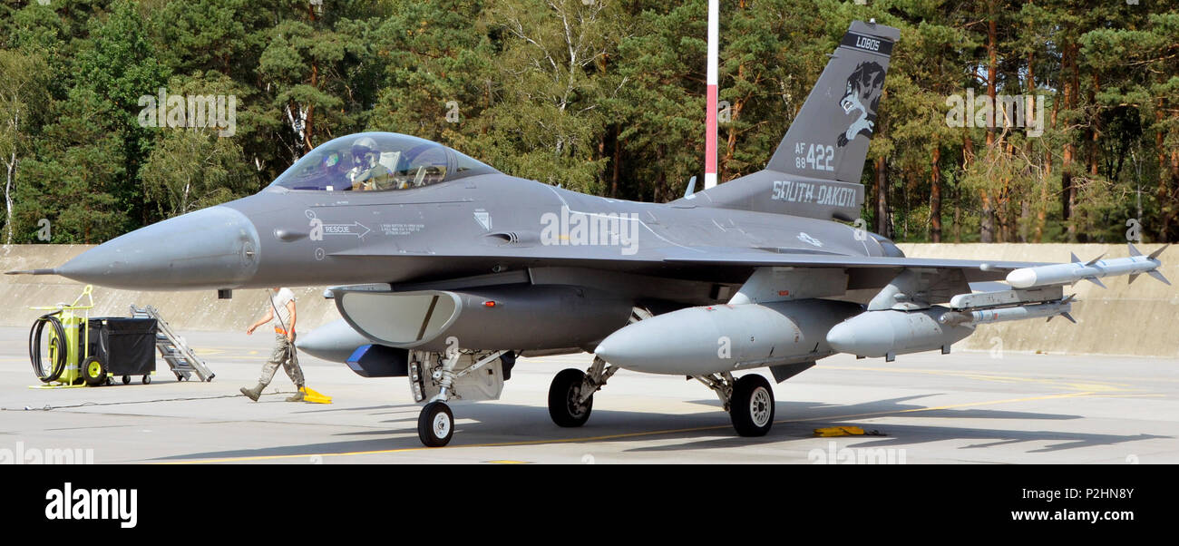 La Base Aérienne de Lask, Pologne -- Un F-16 Fighting Falcon de la Garde  nationale aérienne du Dakota du Sud de la 114e Escadre de chasse à la base  aérienne de parcs