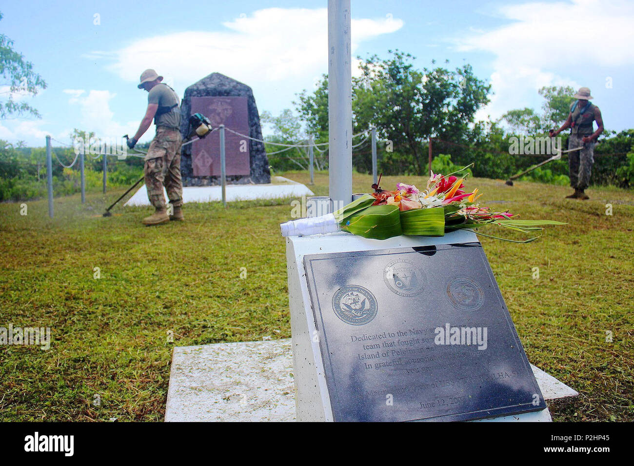 (PELELIU, République des Palaos) - Fleurs reste sur un monument commémoratif de la Seconde Guerre mondiale qui se trouve au sommet d'une colline surplombant la plage d'Orange sur les petites îles du Pacifique de Peleliu. Les Marines américains de la Première Division de marines, et, plus tard, des soldats de l'armée américaine le 81e Division d'infanterie, se sont battus pour prendre une piste sur la petite île de corail. Cette bataille faisait partie d'une plus grande campagne offensive connue sous le nom d'opération butineur, qui s'est déroulé de juin à novembre 1944, dans le théâtre du Pacifique. Des milliers de Marines américains morts au combat pour prendre l'île durant la Seconde Guerre mondiale. Les membres de service attribué à l'équipe d'action civique(C Banque D'Images