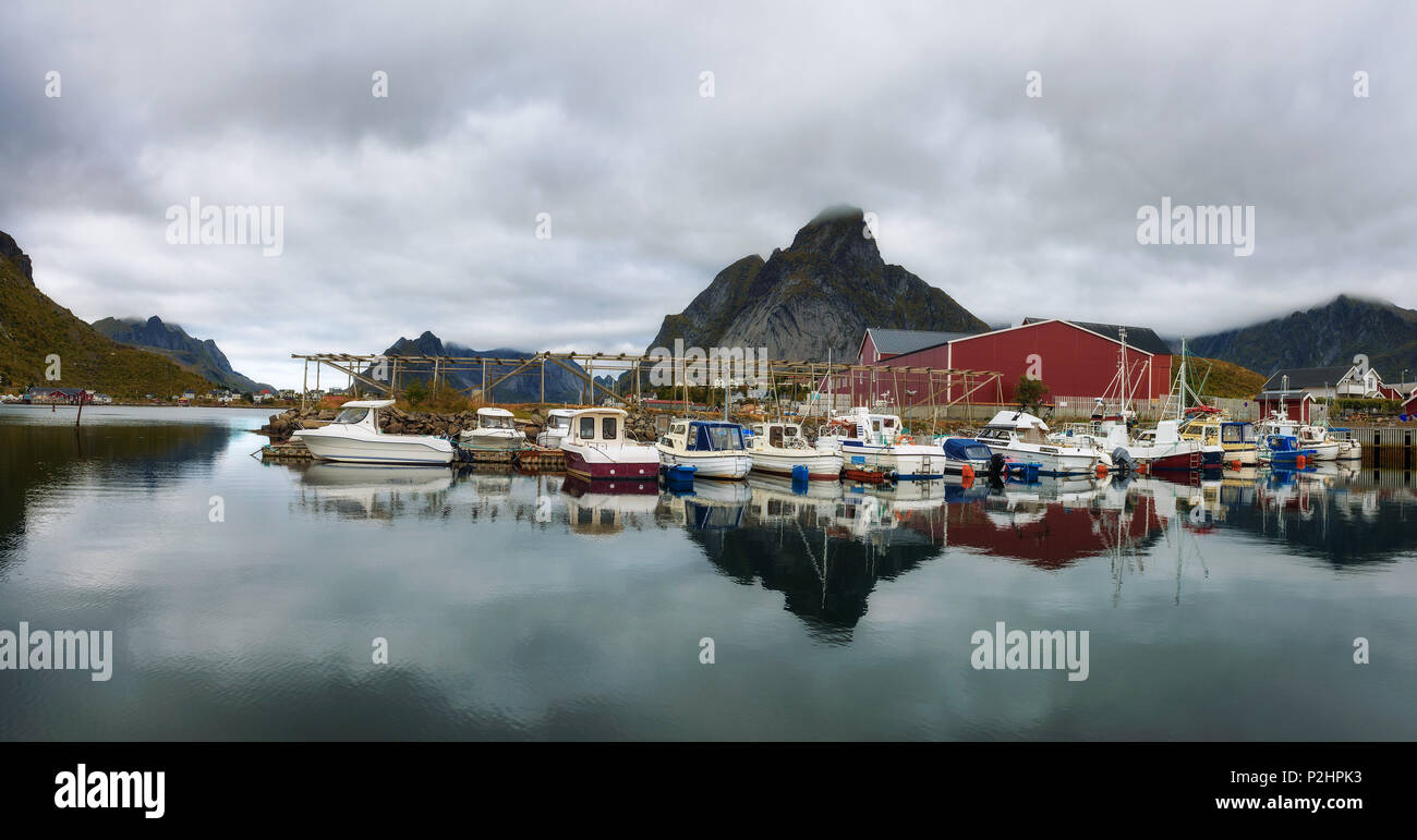 Bateaux de pêche au port de Reine village sur îles Lofoten en Norvège Banque D'Images