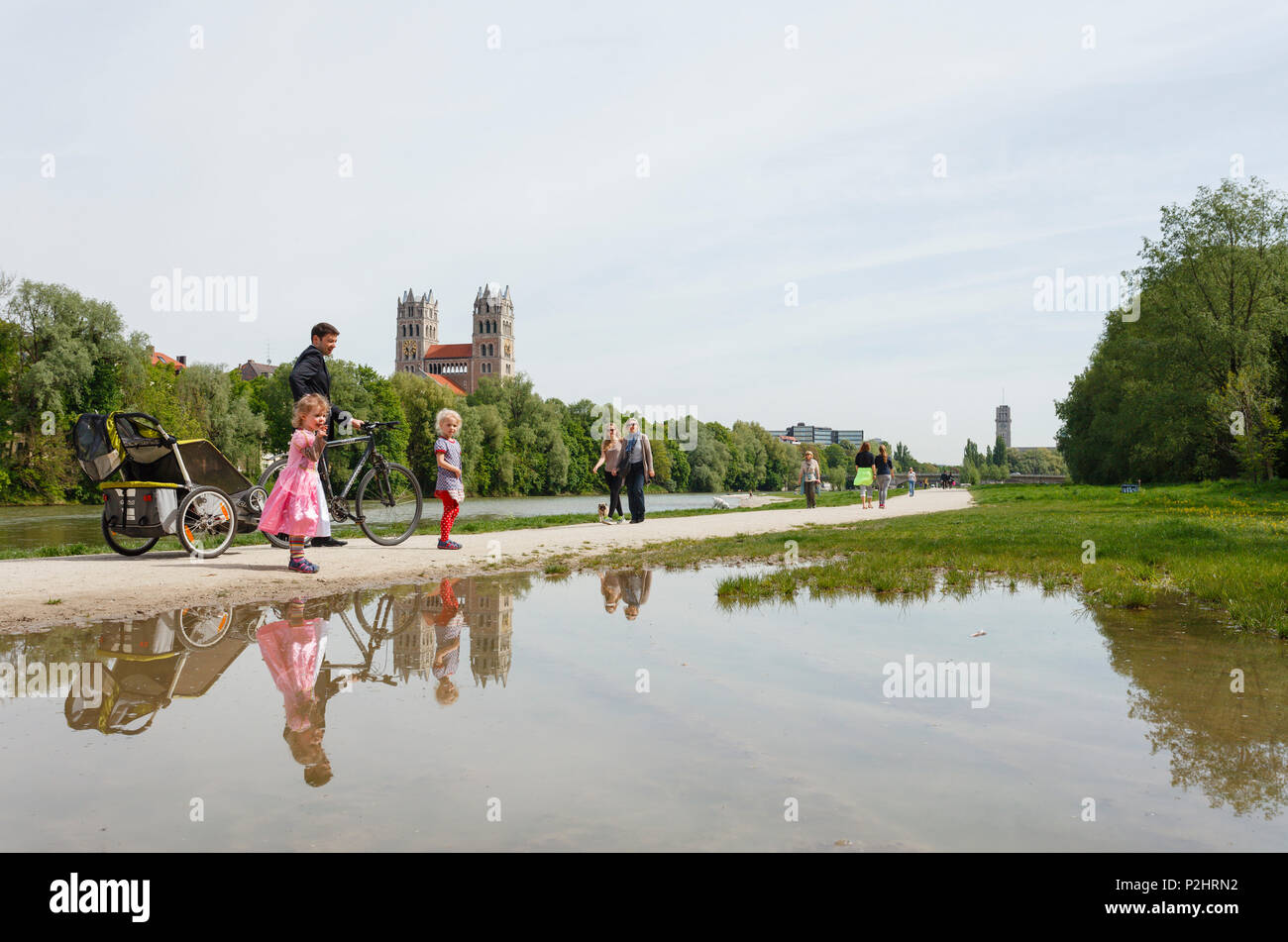 Les gens qui marchent le long de la rivière Isar, église Saint Maximilien, Munich, Haute-Bavière, Bavaria, Germany, Europe Banque D'Images