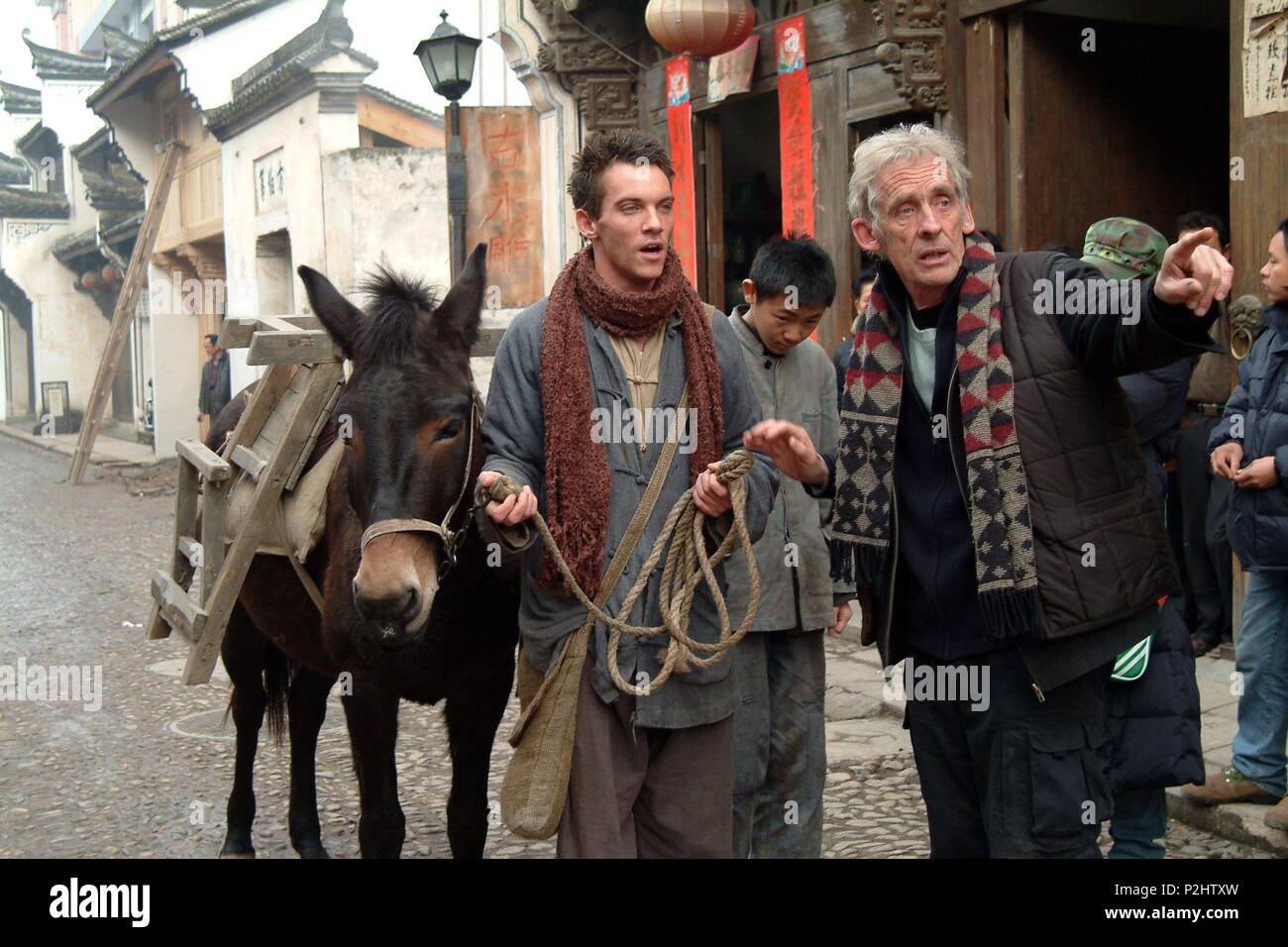 Titre original : LES ENFANTS DE HUANG SHI. Titre en anglais : LES ENFANTS DE HUANG SHI. Film Réalisateur : ROGER SPOTTISWOODE. Année : 2008. Stars : Jonathan Rhys MEYERS ; Roger Spottiswoode. Credit : BLUEWATER PHOTOS/MING PROD./QIXINRAN / Divertissement / JIALEI ROUGE G, ZHU / Album Banque D'Images