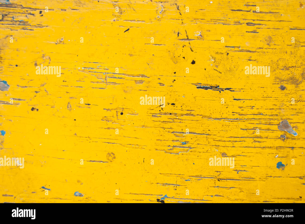 Fond de bois avec de vieux jaune couleur de peinture craquelée. Banque D'Images