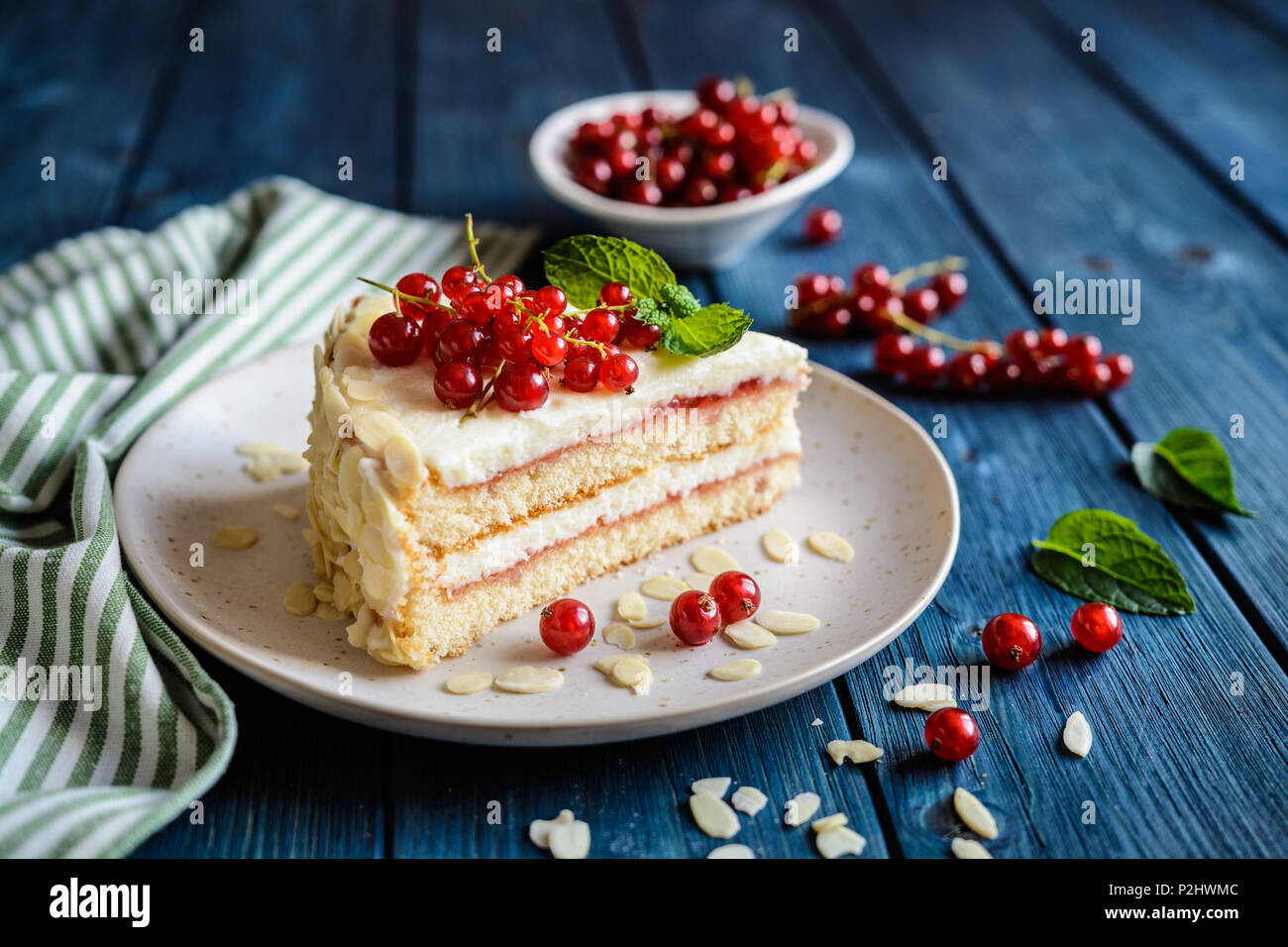 Delicieux Gateau Rempli De Mascarpone Creme Fouettee Confiture De Groseille Rouge Et Decotated Avec Tranches D Amandes Photo Stock Alamy
