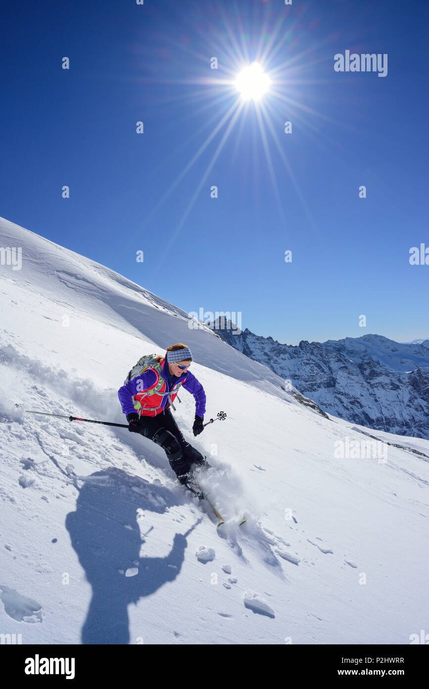 Femme ski de descente de Kleiner Kaserer, Kleiner Kaserer, vallée de Schmirn, Alpes de Zillertal, Tyrol, Autriche Banque D'Images