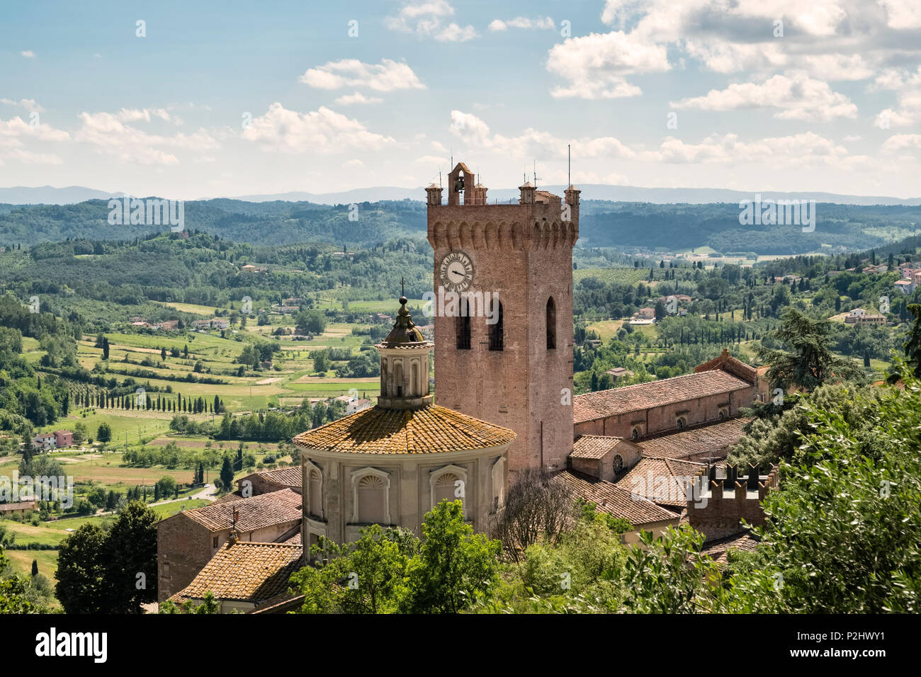 San Miniato, en Toscane, Italie. 13c le Duomo (cathédrale) et son Campanile (clocher), connu sous le nom de Tour Matilde, avec le paysage toscan au-delà Banque D'Images