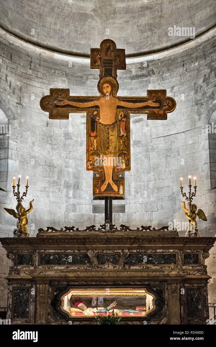 San Michele, Lucca, Italie. L'autel avec un crucifix 12c et le cadavre d'un San, Davino 11c Armenian pèlerin qui est dit avoir des pouvoirs miraculeux Banque D'Images