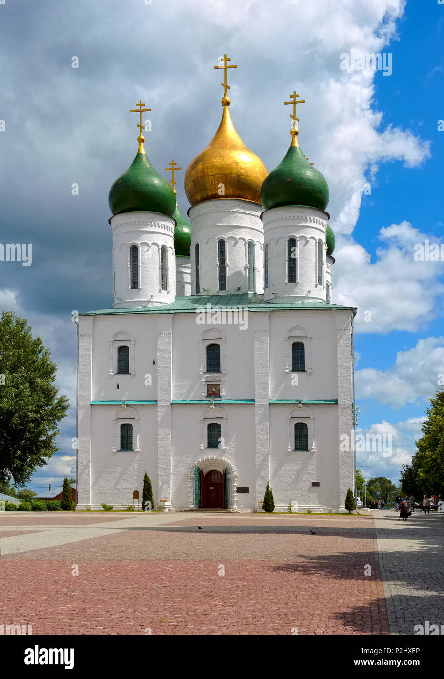 Vue sur la cathédrale de l'assomption sur la place de la cathédrale du Kremlin de Kolomna, fondée par Dmitri Donskoï en 1379 Banque D'Images Vue sur la cathédrale de l'assomption sur la place de la cathédrale du Kremlin de Kolomna, fondée par Dmitri Donskoï en 1379 Banque D'Images